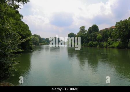 Fiume Po durante un giorno nuvoloso, Torino Italia. Foto Stock