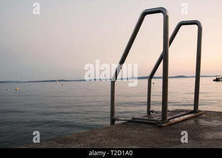 Sul lungomare a VIR, Croazia la sera Foto Stock