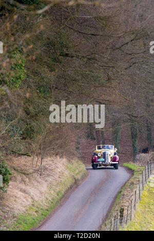 Vecchio classico 1936 Buick 40c open top convertibile vintageant car guida attraverso sentieri di campagna in Cotswolds, Oxfordshire. Regno Unito Foto Stock