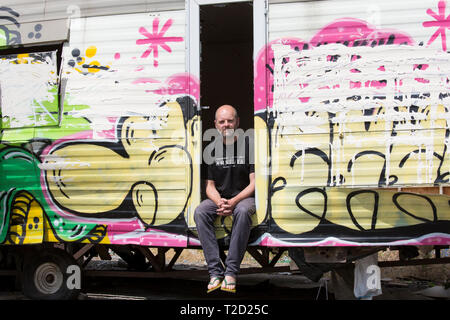 Gavin Turk, artista fotografato con un caravan (non la sua illustrazione) su terreni incolti vicino alla sua East London Studio, REGNO UNITO Foto Stock