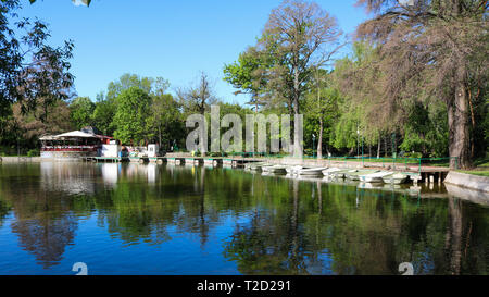 Parco Lago Cismigiu. A Bucarest, in Romania. Per scattare foto in aprile 2018 Foto Stock