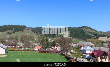 Vista di Manastirea humorului villaggio nella regione di Bucovina, Romania. Foto Stock