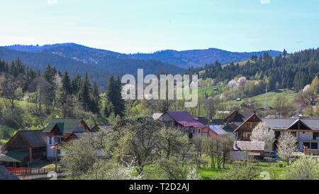 Vista di Manastirea humorului villaggio nella regione di Bucovina, Romania. Foto Stock