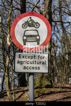 Segno di post e di veicoli, accesso veicolare ad eccezione di accesso agricoli. Foto Stock