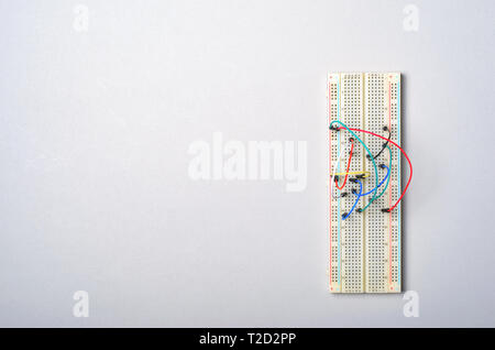 Breadboard e cavi elettronici, Scheda di prototipazione per i progetti elettronici Foto Stock