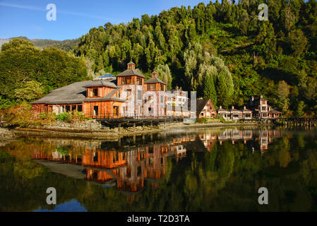 La splendida Puyuhuapi Lodge nel suono Ventisquero, Patagonia, Aysen, Cile Foto Stock