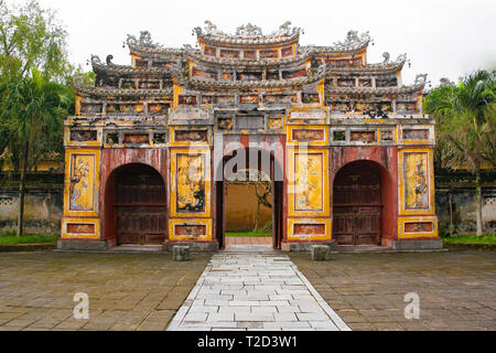 Il cancello per l'appesa al Mieu Tempio della città imperiale, tonalità, Vietnam Foto Stock