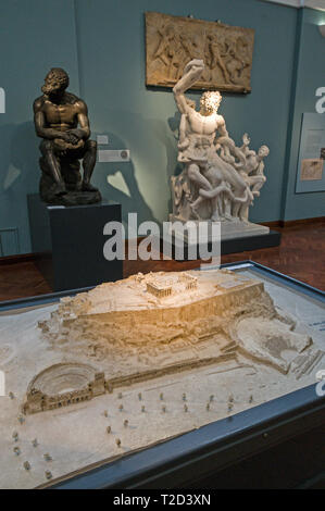 In primo piano è un modello in scala dell'Acropoli di Atene, Grecia in esposizione presso il museo Ashmolean Museum di arte e archeologia in Beaumont Street in Foto Stock