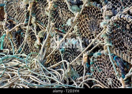 Un abstract shot di granchio di pentole o cantre impilati sul Quayside. Foto Stock