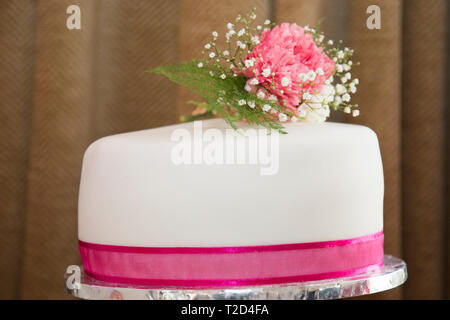 Torta di Nozze i livelli stabiliti pronto per essere tagliato su un giorno di nozze, presso il ricevimento di nozze. Foto Stock