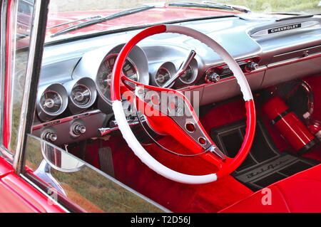 Il bianco e il rosso interno di un restauro di un auto classica a Pick-Nick 2018, classic car show a Forssa, Finlandia. 05.08.2018 Forssa, Finlandia Foto Stock