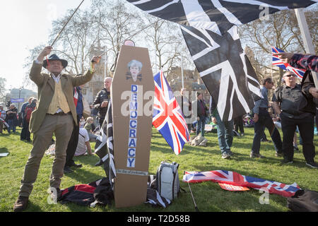 Sostenitori Pro-Brexit raccogliere con bandiere e cartelli per 'Brexit giorno' protestare in Westminster impegnativo Gran Bretagna lascia l' Unione europea senza ulteriori indugi. Foto Stock