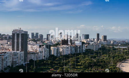 Alta prospettiva dell'Aterro do Flamengo e il centro finanziario del distretto di Rio de Janeiro in Brasile. Foto Stock