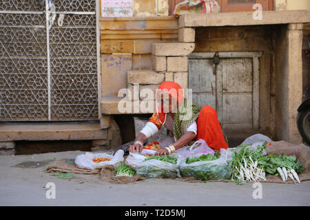 Indian vecchia donna su strada in vendita sul mercato di verdure fresche in Jaisalmer City Foto Stock