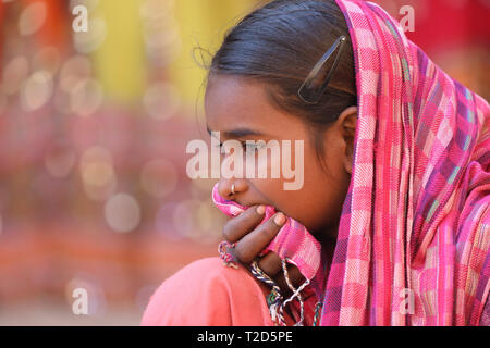 Ritratto di giovane donna in Jaisalmer fort con colorati di rosa sari Foto Stock