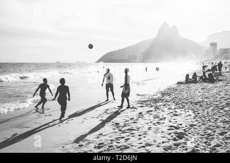 RIO DE JANEIRO, Brasile - 24 febbraio 2015: un gruppo di brasiliani giocando sulla riva della spiaggia di Ipanema Foto Stock