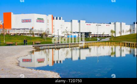 Mosca, Russia - 18 Ottobre 2018: Mall "Avia Park', moderno edificio residenziale e nuovo parco campo Khodynskoe a Mosca, in Russia. È più grande megamo Foto Stock