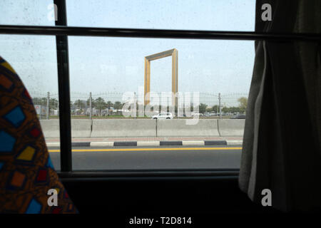 Il telaio di Dubai palazzo visto dall'interno di un bus, Dubai, Emirati Arabi Uniti Foto Stock