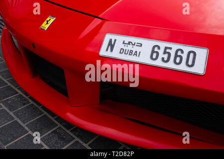 Vista frontale di un rosso Ferrari supercar con una licenza di Dubai la piastra Foto Stock
