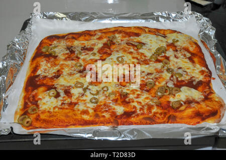 Chef in nero Guanti taglia impasto crudo in pezzi di fare la pizza polpette  di pane. Cucina di strada processo. Bakary culinario Foto stock - Alamy