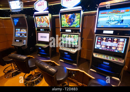 Fila di slot machines in un casinò Foto Stock