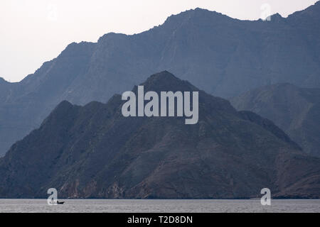 Montagne rocciose di Musandam in Oman Fiordi Foto Stock