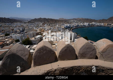 Il Muscat skyline visto da la Mutrah fort, Oman Foto Stock