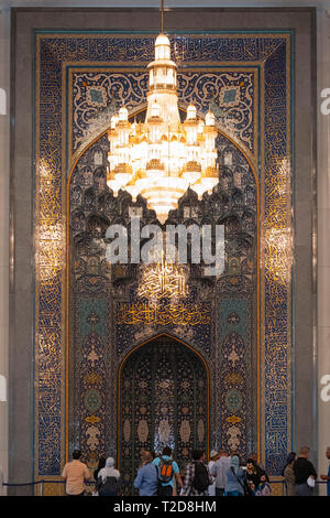 Mihrab e Swarovski lampadario di cristallo all'interno del corridoio principale di preghiera del Sultano Qaboos grande moschea in Muscat Oman Foto Stock