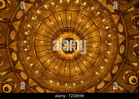 Swarovski lampadario di cristallo all'interno del corridoio principale di preghiera del Sultano Qaboos grande moschea in Muscat Oman Foto Stock