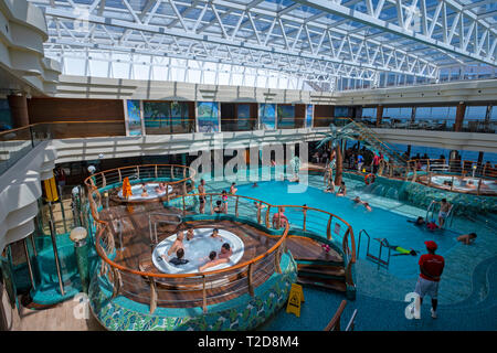 Le persone che si godono la piscina interna sulla nave da crociera MSC Splendida Foto Stock