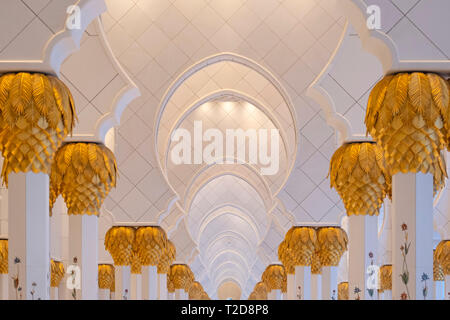Dettaglio delle colonne al Sheikh Zayed Grande Moschea di Abu Dhabi, Emirati Arabi Uniti Foto Stock