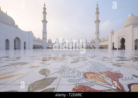 Sheikh Zayed grande moschea cortile interno con ornati a tema floreale mosaici pavimentali, Abu Dhabi, Emirati Arabi Uniti Foto Stock