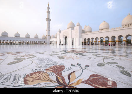 Sheikh Zayed grande moschea cortile interno con ornati a tema floreale mosaici pavimentali, Abu Dhabi, Emirati Arabi Uniti Foto Stock