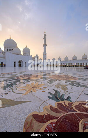 Sheikh Zayed grande moschea cortile interno con ornati a tema floreale mosaici pavimentali, Abu Dhabi, Emirati Arabi Uniti Foto Stock