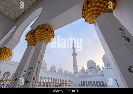 Sheikh Zayed Grande Moschea di Abu Dhabi, Emirati Arabi Uniti Foto Stock