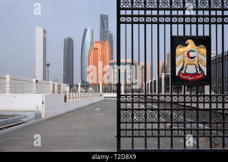 Grattacieli in Abu Dhabi skyline, Emirati Arabi Uniti Foto Stock