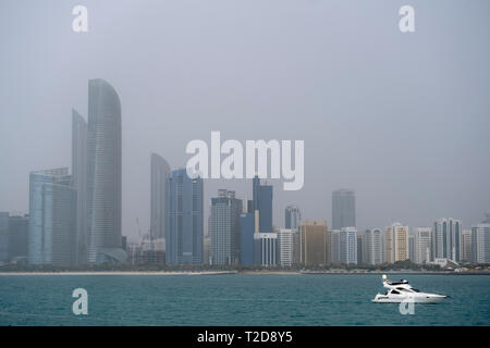 Grattacieli in Abu Dhabi skyline, Emirati Arabi Uniti Foto Stock