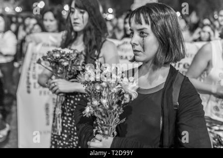 La Giornata internazionale della donna 8 marzo ragazze femminista tribù urbana con la morte i vestiti in costume in occasione della Giornata della donna protesta a Santiago del Cile, city centre street Foto Stock