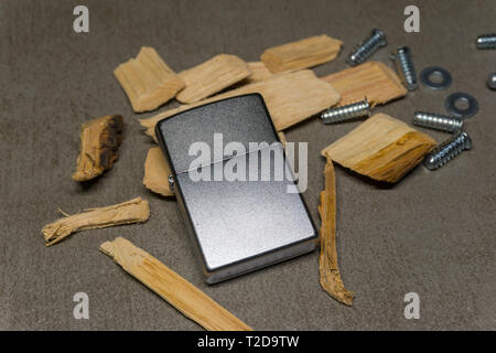 Mostra Zippo con trucioli di legno Foto Stock