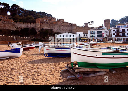 Barche di pescatori sulla spiaggia di Tossa de Mar, davanti alle mura del castello di Tossa. In Costa Brava Girona Foto Stock