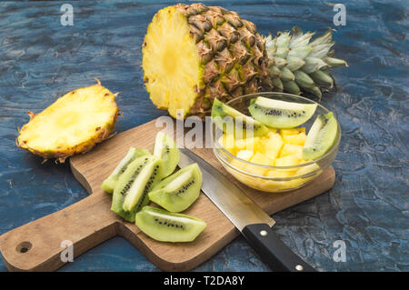 Delizioso e sano kiwi e ananas frutta sulla vecchia scrivania rustici Foto Stock
