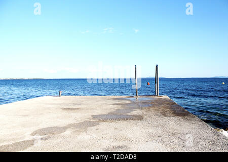 Sul lungomare a VIR, Croazia Foto Stock