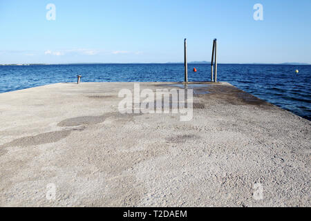 Sul lungomare a VIR, Croazia Foto Stock