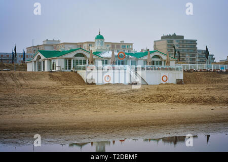 HAGUE, Paesi Bassi - 15 Aprile 2018: Club sulla spiaggia in riva al mare Foto Stock