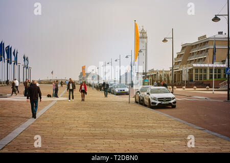 HAGUE, Paesi Bassi - 15 Aprile 2018: Beach hotel, embankment con persone. Faro Foto Stock