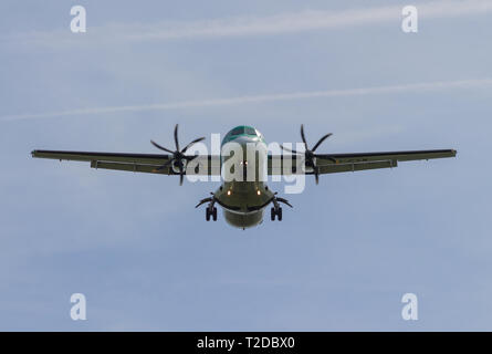 Aereo Air Lingus ATR Turbo Prop atterrante con atterraggio e ali estesi all'aeroporto di Cork Foto Stock