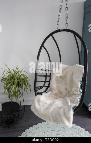 Hanging sedie di vimini per rilassarsi in camera, il moderno design retrò Foto Stock