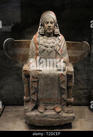 Signora di Baza. La scultura da tomba 155 di Baza. Iberica scultura femmina seduto su una sedia alato e tenendo un piccione in mano. Del IV secolo A.C. Arenaria policroma. Trovato nel Cerro del Santuario (basti, Baza, provincia di Granada, Andalusia, Spagna). Museo Archeologico Nazionale. Madrid. Spagna. Foto Stock