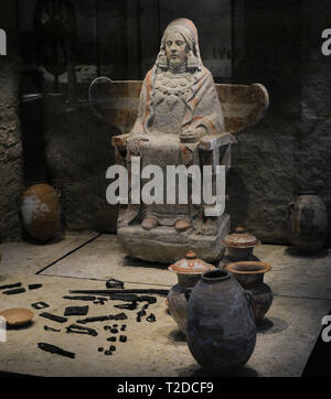 Signora di Baza. Scultura e merci dalla tomba 155 di Baza. Iberica scultura femmina seduto su una sedia alato e tenendo un piccione in mano. Del IV secolo A.C. Arenaria policroma. Trovato nel Cerro del Santuario (basti, Baza, provincia di Granada, Andalusia, Spagna). Museo Archeologico Nazionale. Madrid. Spagna. Foto Stock