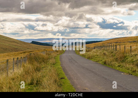 Strada rurale su una nuvola giorno, vicino Ystradfellte in Powys, Wales, Regno Unito Foto Stock